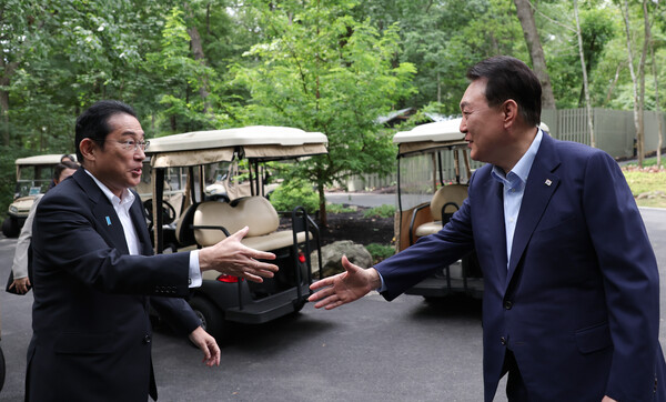 윤석열 대통령과 기시다 후미오 일본 총리가 18일(현지시간) 워싱턴DC 인근 미국 대통령 별장인 캠프 데이비드에서 열린 한미일 정상회의에 앞서 악수하고 있다. 2023.8.19 [공동취재]. 연합뉴스