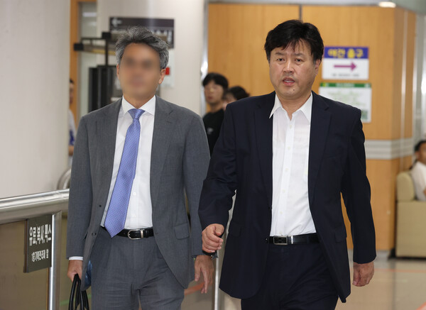 김용 민주연구원 전 부원장이 20일 오후 서울 서초구 서울중앙지방법원에서 열린 불법 대선자금 수수 관련 1심 속행 공판에 출석하고 있다. 2023.8.17. 연합뉴스