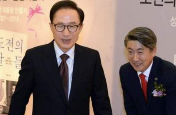 지난 2015년 12월 이동관씨가 자신의 출판기념회에서 이명박 전 대통령에게 인사를 하고 있는 모습. 연합뉴스 