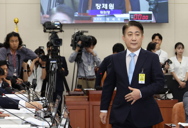 이동관 방송통신위원장 후보자가 18일 국회에서 열린 인사청문회에서 선서문을 제출하고 자리로 향하고 있다. 2023.8.18. 연합뉴스