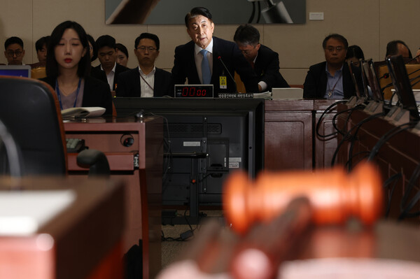 이동관 방송통신위원장 후보자가 18일 국회에서 열린 인사청문회에서 선서문을 제출하고 자리로 향하고 있다. 2023.8.18. 연합뉴스