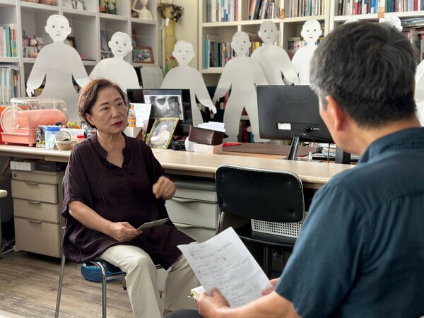 함인숙 목사. 뒷쪽의 종이를 재료로 만든 사람형상이 '넋전'이다.