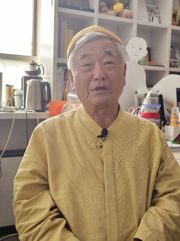 김원호 이사장. "결국 청산됐어야 할 사람들이 살아남아 또 다시 지배계층으로 올라섰고, 그것을 합리화하기 위해 과거를 미화하고 과거청산 주장을 불온시하면서, 말라빠진 과거에 매몰돼 미래를 망치려 하느냐 , 그 따위 것 다 치워버리고 앞으로 나아가자고 호령하겠지요. 그런 역사가 계속되고 있는 거지요."  