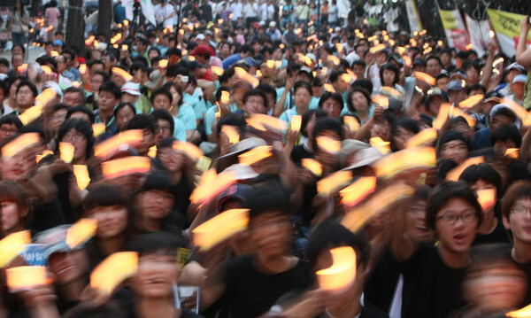 여야가 미디어법 개정안을 두고 최종협상에 들어간 20일 밤 서울 여의도에서 열린 언론악법 저지 촛불문화제에서 언론노조원들과 시민단체 회원들이 촛불을 들고 미디어법 직권상정 중단을 요구하고 있다. 2009.7.21 연합뉴스