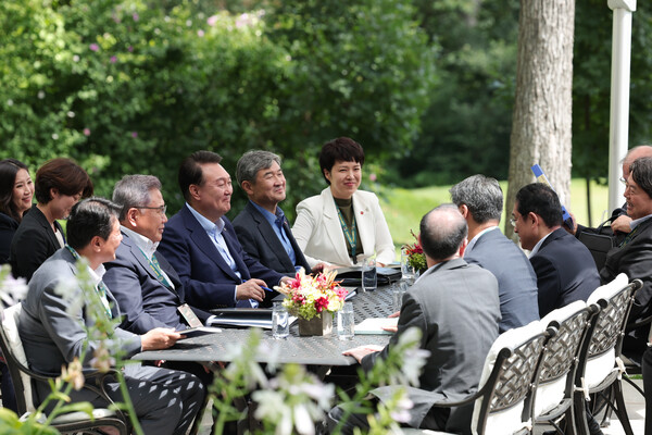 윤석열 대통령과 기시다 후미오 일본 총리가 18일 미국 매릴랜드주 캠프 데이비드에서 약식 정상회담을 하고 있다. 2023.8.18. 공동취재 연합뉴스 