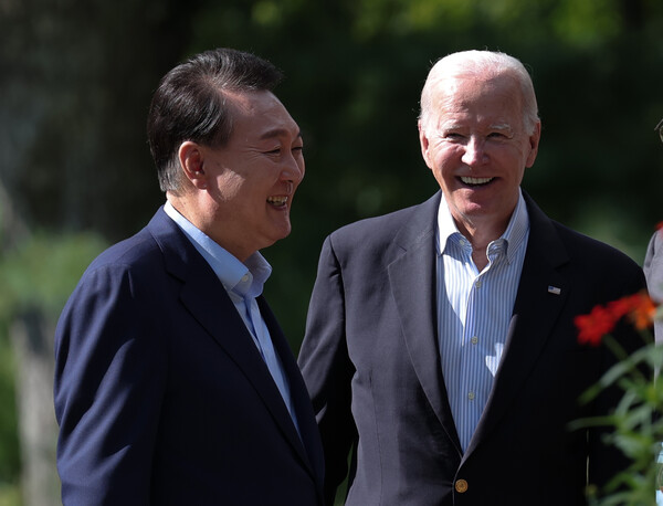 윤석열 대통령과 조 바이든 미국 대통령이 18일 미국 매릴랜드주 캠프 데이비드의 대통령 전용숙소인 아스펜 건물 앞에서 이야기를 나누고 있다. 2023.8.18. 공동취재 연합뉴스 