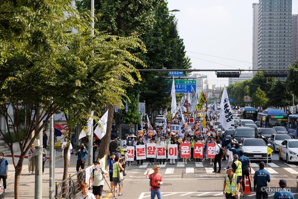 19일 서울 삼각지역 ~ 서울시청 일대에서 열린 제53차 촛불대행진에 참여한 시민들이 서울 도심을 행진하고 있다. 2023.8.19. 사진작가 최마리