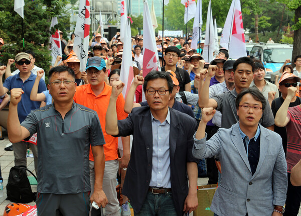 28일 서울 여의도 국회 앞에서 열린 전국언론노동조합 결의대회에서 참석자들이 해직언론인 복직과 한국일보 정상화 등을 촉구하며 구호를 외치고 있다. 2013.6.28 연합뉴스