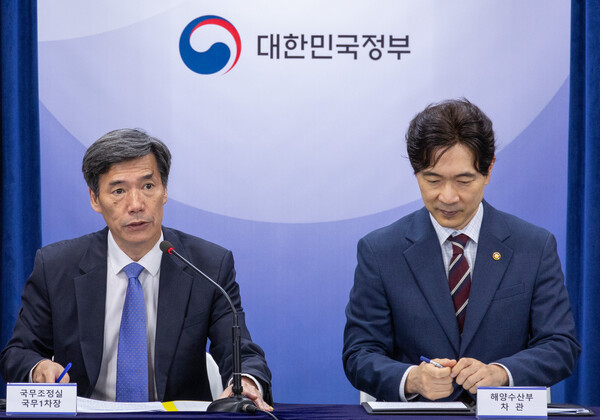 박구연 국무조정실 1차장(왼쪽)이 18일 오전 서울 종로구 정부서울청사에서 열린 후쿠시마 원전 오염수 방류 관련 일일 브리핑에 참석해 일본 언론이 보도한 한국 측의 '내년 총선 영향 최소화를 위한 오염수 방류 요청 관련한 보도'에 대해 "정부가 요청한 사실이 없다"라고 밝히며 보도 자제를 촉구하고 있다. 2023.8.18. 연합뉴스