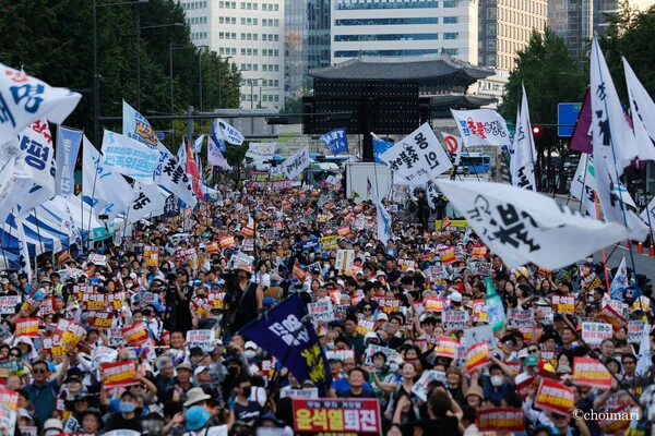 19일 서울 숭례문 인근에서 열린 53차 촛불대행진에 시민들이 집결해 있다. 2023.8.19. 사진작가 최마리