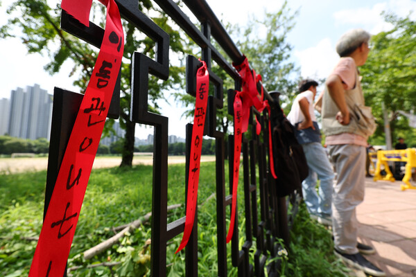이동관 방송통신위원장 후보자의 인사청문경과보고서(청문보고서) 채택 시한인 21일 정부과천청사 앞 울타리에 이 후보자 사퇴를 촉구하는 문구가 적힌 리본이 묶여있다. 2023.8.21 연합뉴스
