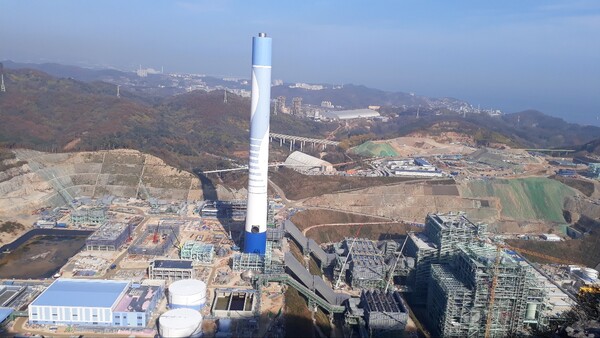 건설 중인 삼척석탄화력발전소 1, 2호기. 5km도 안 되는 곳에 삼척 시내가 보인다. 삼척석탄화력 반대투쟁위원회 제공