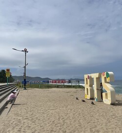 BTS 조형물 앞에서 관광객이 사진을 찍고 있다. 시민언론 민들레