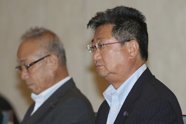 일본 전국어업협동조합연합회(전어련) 사카모토 마사노부 회장(오른쪽)이 21일 도쿄 총리실에서 오염수 방류와 관련해 기시다 후미오 총리와 회담하고 있다. 이날 사카모토 회장은 "반대라는 것은 조금도 변하지 않았다"며 오염수 방류 반대 의사를 다시 한번 밝혔다. 2023.08.21. AP 연합뉴스