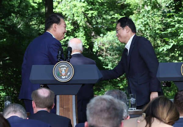 윤석열 대통령과 기시다 후미오 일본 총리가 18일(현지시각) 워싱턴DC 인근 미국 대통령 별장인 캠프 데이비드에서 한미일 정상 공동기자회견을 마친 뒤 악수하고 있다. 2023.8.19. 연합뉴스