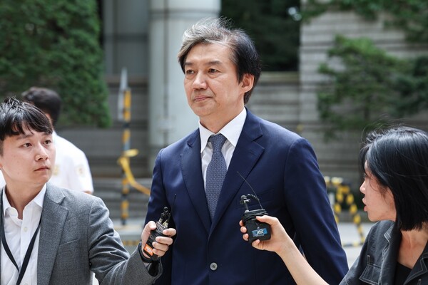 조국 전 법무부 장관이 21일 오후 서울 서초구 서울고등법원에서 열리는 2심 2회 공판 출석을 위해 법정으로 향하고 있다. 2023.8.21