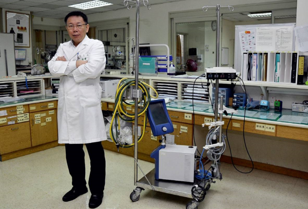 의사 시절의 커원저.