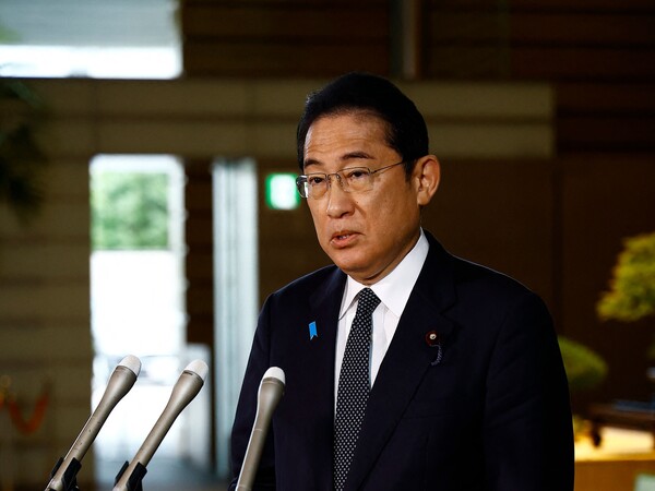 기시다 후미오 일본 총리가 22일 도쿄 총리실에서 기자회견하고 있다. 이날 기시다 총리는 오는 24일부터 후쿠시마 원전 오염수 방류를 시작한다고 밝혔다. 도쿄=AFP연합뉴스 2023.08.22