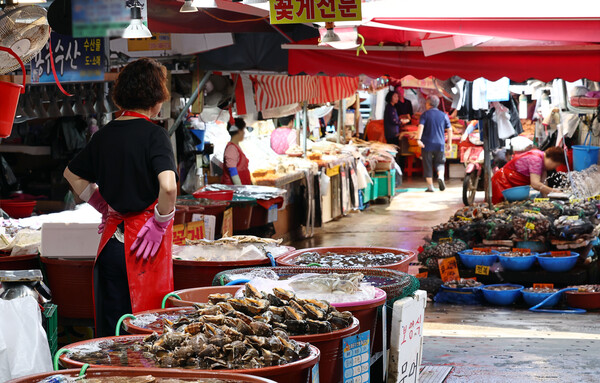 8월 소비자심리지수가 지난 2월 이후 상승세를 접고 하락세로 전환했다. 체감물가 상승과 대내외 경기 요인의 불안정성이 영향을 준 것으로 한국은행은 분석했다. 사진은 지난 6월 27일 일본 후쿠시마 핵 폐기물 방류가 임박했다는 소식에 한산한 모습을 보였던 인천 남동구 소래포구종합어시장의 모습. 2023.6.27. 연합뉴스