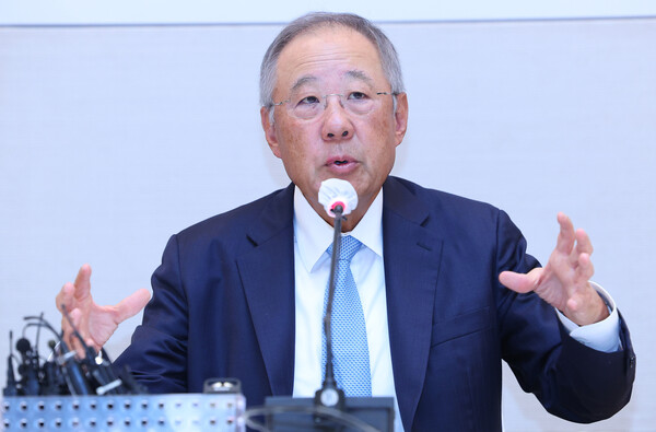 전국경제인연합회 신임 회장으로 선임된 류진 풍산그룹 회장이 22일 오후 서울 여의도 전경련 회관에서 열린 취임 기자간담회에서 취재진 질문에 답하고 있다. 2023.8.22. 연합뉴스