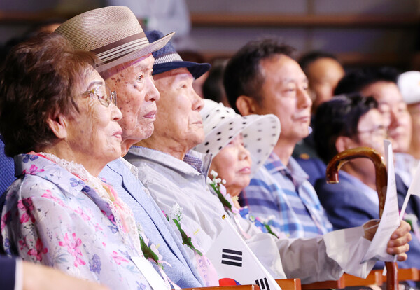15일 오전 광주시청에서 양금덕·이경석·이춘식·오연임 일제강제 징용 피해자들이 제78주년 광복절 경축식을 보고 있다. 2023.8.15. 연합뉴스