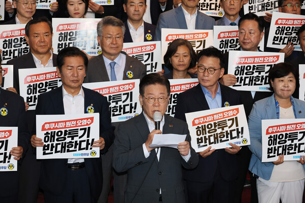 더불어민주당 이재명 대표가 22일 국회 로텐더홀 계단에서 열린 후쿠시마 원전오염수 해양방류 규탄대회에서 발언하고 있다. 2023.8.22