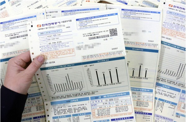 올들어 전기·가스·수도 등 공공요금이 줄이어 인상됐다. 서울 시내의 한 한국전력공사 협력사에서 직원이 전기요금 청구서를 정리하고 있다. 2023.2.3 연합뉴스