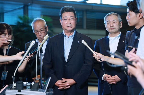 일본 전국어업협동조합연합회(전어련) 사카모토 마사노부 회장(가운데)이 21일 도쿄 총리실에서 기시다 후미오 일본 총리와 후쿠시마 제1원자력발전소 오염수(일본 정부 명칭 '처리수') 해양 방류와 관련해 면담한 뒤 기자회견 하고 있다. 이날 사카모토 회장은 오염수 방류 반대 의사를 다시 한번 밝혔으나 기시다 총리는 오는 24일부터 방류를 개시한다고 발표했다. 2023.08.22. AFP 연합뉴스