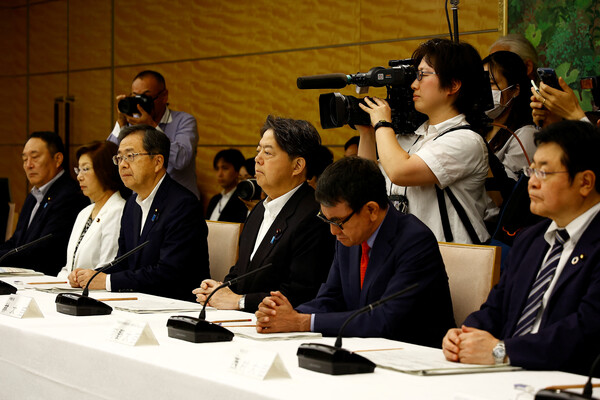 하야시 요시마사 일본 외무상(가운데)이 22일 도쿄 총리실에서 열린 후쿠시마 제1원자력발전소 오염수(일본 정부 명칭 '처리수') 해양 방류 관련 관계 각료회의에 참석하고 있다. 이날 기시다 총리는 방류 개시 시점과 관련해 "기상 등 지장이 없으면 24일로 예상한다"고 밝혔다. 2023.08.22. 로이터 연합뉴스