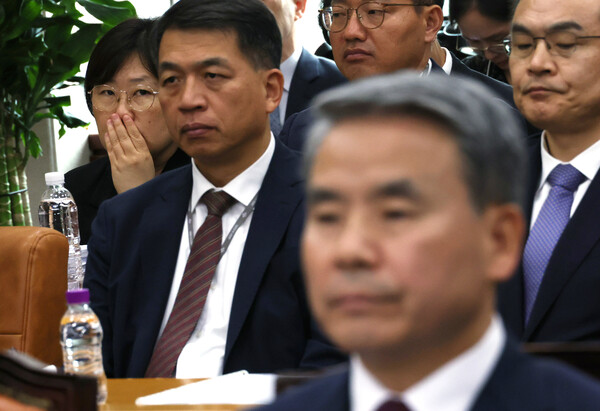 유재은 국방부 법무관리관(맨 왼쪽)이 21일 국회에서 열린 국방위원회 전체회의에 의원 질의를 지켜보고 있다. 앞은 이종섭 국방장관. 2023.8.21. 연합뉴스