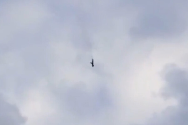 23일(현지시각) 러시아 모스크바 인근 트베리 지역의 쿠젠키노 마을 근처에서 전용기 잔해가 추락하는 모습. 이날 러시아 당국은 용병 기업 바그너그룹의 수장인 예브게니 프리고진이 이 전용기에 탑승하고 있었다고 밝혔다. 이번 사고로 탑승자 10명이 전원 사망했다. [텔레그램 채널 그레이존 동영상 캡처] 2023.08.24