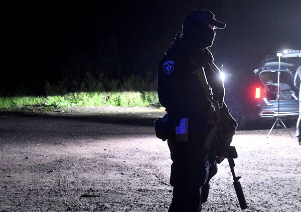 러시아 트베리 지역 쿠젠키노 마을 인근에서 발생한 전용기 추락 사고로 탑승자 전원이 사망한 가운데 24일(현지시각) 사법 당국 직원이 사고 현장을 경비하고 있다. 항공 당국은 러시아에서 무장반란을 시도했던 용법 기업 바그너그룹의 수장 예브게니 프리고진이 탑승자 명단에 포함돼 있다고 밝혔다. 2023.08.24. AFP 연합뉴스