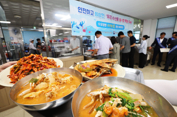 지난 달 26일 인천지방해양수산청 구내식당에서 열린 수산물 소비 활성화를 위한 시식 이벤트 ‘우리 수산물 실~컷 먹는 날’에 참여한 인천해수청 직원들이 우리 수산물 시식회를 하고 있다. 2023.7.26 연합뉴스