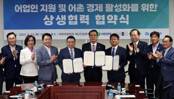 지난 22일 국회에서 열린 어업인 지원 및 어촌 경제 활성화를 위한 상생협력 협약식에서 참석자들이 기념촬영을 하고 있다. 왼쪽 두번째부터 국민의힘 이인선 의원, ‘우리바다 지키기 검증 태스크포스’ 성일종 위원장, 이헌상 현대그린푸드 부사장, 노동진 수협중앙회장, 금석호 HD현대 부사장, 조승환 해양수산부 장관. 2023.7.22 연합뉴스