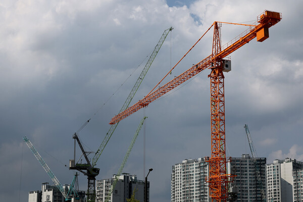 최근 5년간 서울에서 분양한 재건축 아파트의 95%가 청약 시장에서 1순위 마감에 성공한 것으로 나타났다. 17일 부동산 전문 리서치 업체 리얼투데이가 한국부동산원 청약홈 자료를 바탕으로 2018년 1월부터 올해 8월까지 서울에서 분양한 아파트를 분석한 결과, 재건축 아파트는 44개 단지, 총 1만1천46가구가 일반 공급됐다. 이 중 42개 단지는 청약에서 1순위 마감됐다. 사진은 서울의 한 재건축 단지에서 작동 중인 크레인 모습. 2023.8.17. 연합뉴스