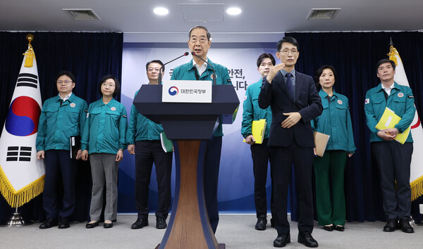 한덕수 국무총리가 24일 오후 서울 종로구 정부서울청사에서 후쿠시마 원전 오염수 방류 관련 대국민 담화를 발표하고 있다. 일본 정부와 도쿄전력은 이날 후쿠시마 제1원자력발전소 오염수의 해양 방류를 시작했다. 2023.8.24. 연합뉴스