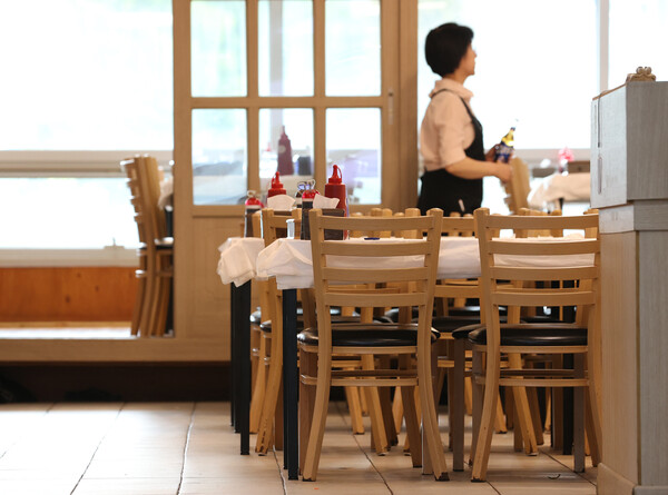 일본 정부가 후쿠시마 오염수 방류를 시작한 24일 오후 서울 동작구 노량진수산시장 한 횟집에서 직원이 상을 정리하고 있다. 2023.8.24. 연합뉴스