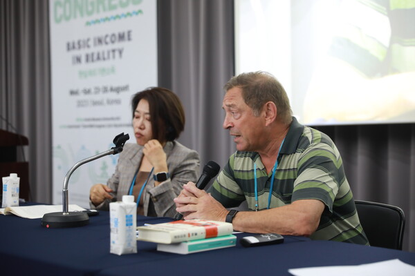 가이 스탠딩 영국 SOAS 교수가 23일 서울 이화여대에서 열린 기본소득지구네트워크 총회에서 발언하고 있다. 2023.8.24. 기본소득한국네트워크 제공