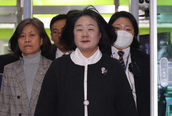 윤미향 의원(가운데)이 10일 서부지법에서 '정의연 후원금 횡령' 사건 1심 선고 공판을 마친 후 강민정 의원(왼쪽)과 함께 나오고 있다. 2023.2.10. 연합뉴스