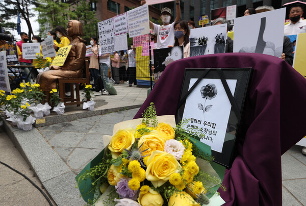10일 오후 서울 종로구 옛 주한 일본대사관 앞에서 열린 '제1443차 일본군 위안부 피해자 문제해결을 위한 정기 수요시위'에 정의연 마포구 쉼터 '평화의 우리집' 소장 손모씨를 추모하는 액자와 꽃다발이 놓여져 있다. 2020.6.10. 연합뉴스