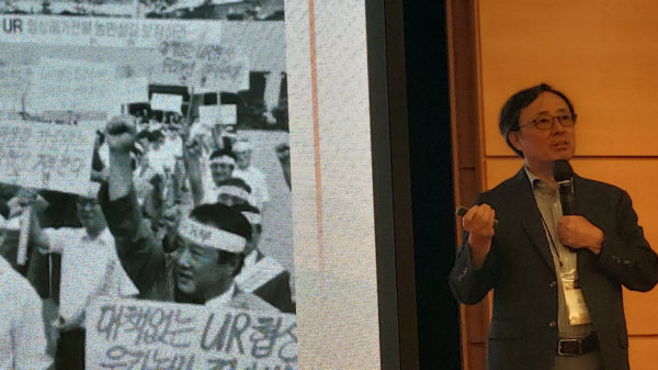 윤석원 중앙대 명예교수가 첫 번째 주제 발표를 하고 있다. © 이봉수