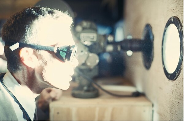 영화에서 핵폭탄 실험 장면을 응시하는 오펜하이머. 유니버설 영화사 제공