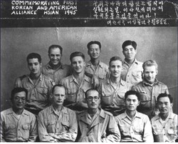 광복군 간부와 미국 OSS대원들. 국사편찬위원회