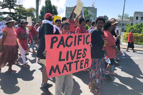 태평양도서국 중 하나인 피지의 수도 수바에서 주민들이 일본의 핵오염수 방류에 항의하여 '태평양도서국 사람들 목숨도 소중하다'는 플래카드를 들고  시위를 벌이고 있다. 2023.8.24. AFP 연합뉴스