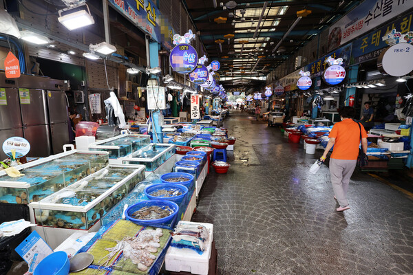 일본 후쿠시마 원전 오염수 해양 방류 이틀째인 25일 광주 동구 남광주시장 수산물거리가 한산하다. 2023.8.25 연합뉴스