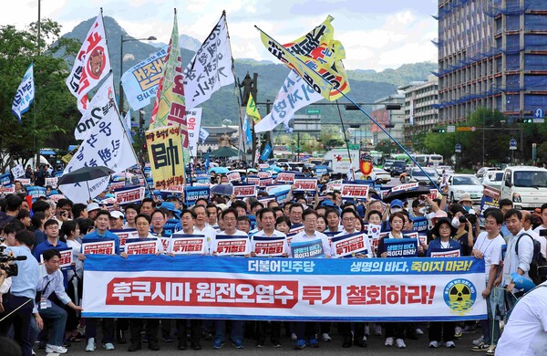 더불어민주당 이재명 대표가 25일 오전 서울 종로구 광화문광장에서 '후쿠시마 원전 오염수 투기 중단 국민행진'을 시작하기 전 결의발언하고 있다. 2023.8.25. 연합뉴스
