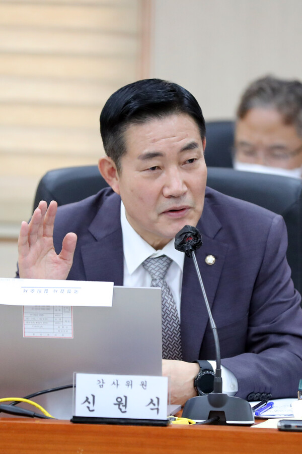 국민의힘 신원식 의원이 14일 경기도 용인시 지상작전사령부에서 열린 국회 국방위 국정감사에서 질의하고 있다. 2022.10.14. 연합뉴스