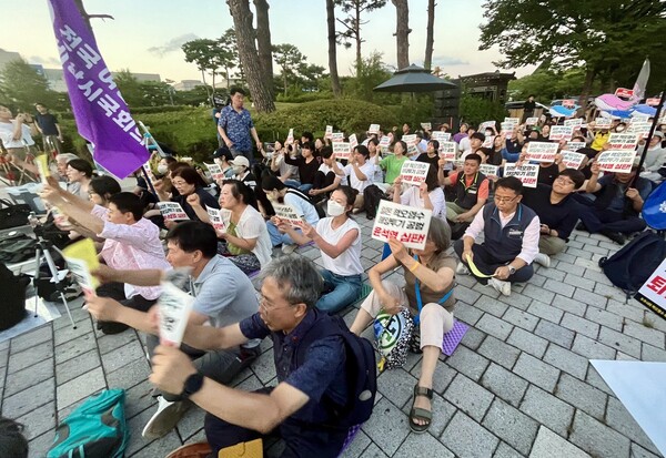 25일 서울 용산구 대통령실 건너편 전쟁기념관 앞에서 열린 핵 오염수 해앙투기 공범, 윤석열 정권 심판 촛불 집회에 참가한 시민들이 구호를 외치고 있다. 2023.8.25. 김성진 기자