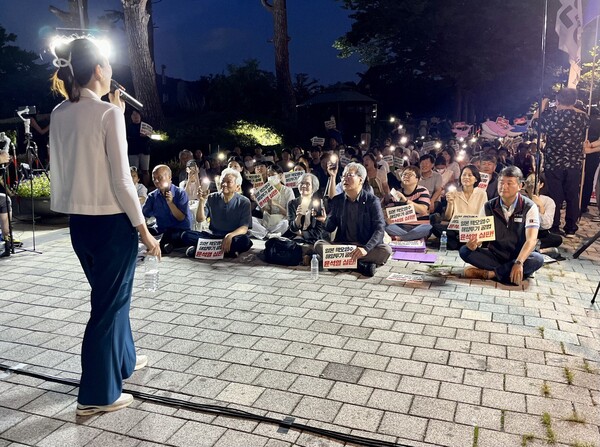 25일 서울 용산구 대통령실 건너편 전쟁기념관 앞에서 열린 핵 오염수 해앙투기 공범, 윤석열 정권 심판 촛불 집회에서 가수 이수진 씨가 노래를 하고 있다. 2023.8.25. 김성진 기자