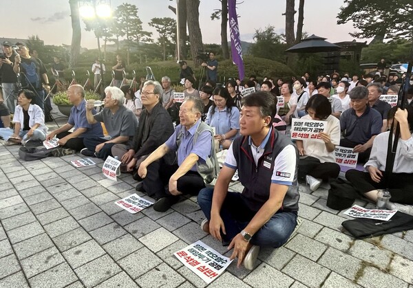 25일 서울 용산구 대통령실 건너편 전쟁기념관 앞에서 핵 오염수 해앙투기 공범, 윤석열 정권 심판 촛불 집회가 열렸다. 첫 줄 맨 오른쪽은 양경수 민주노총 위원장. 2023.8.25. 김성진 기자